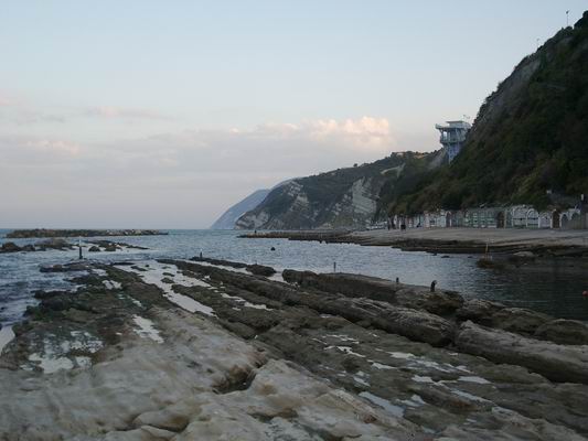 Pietralcroce: grotte sul mare